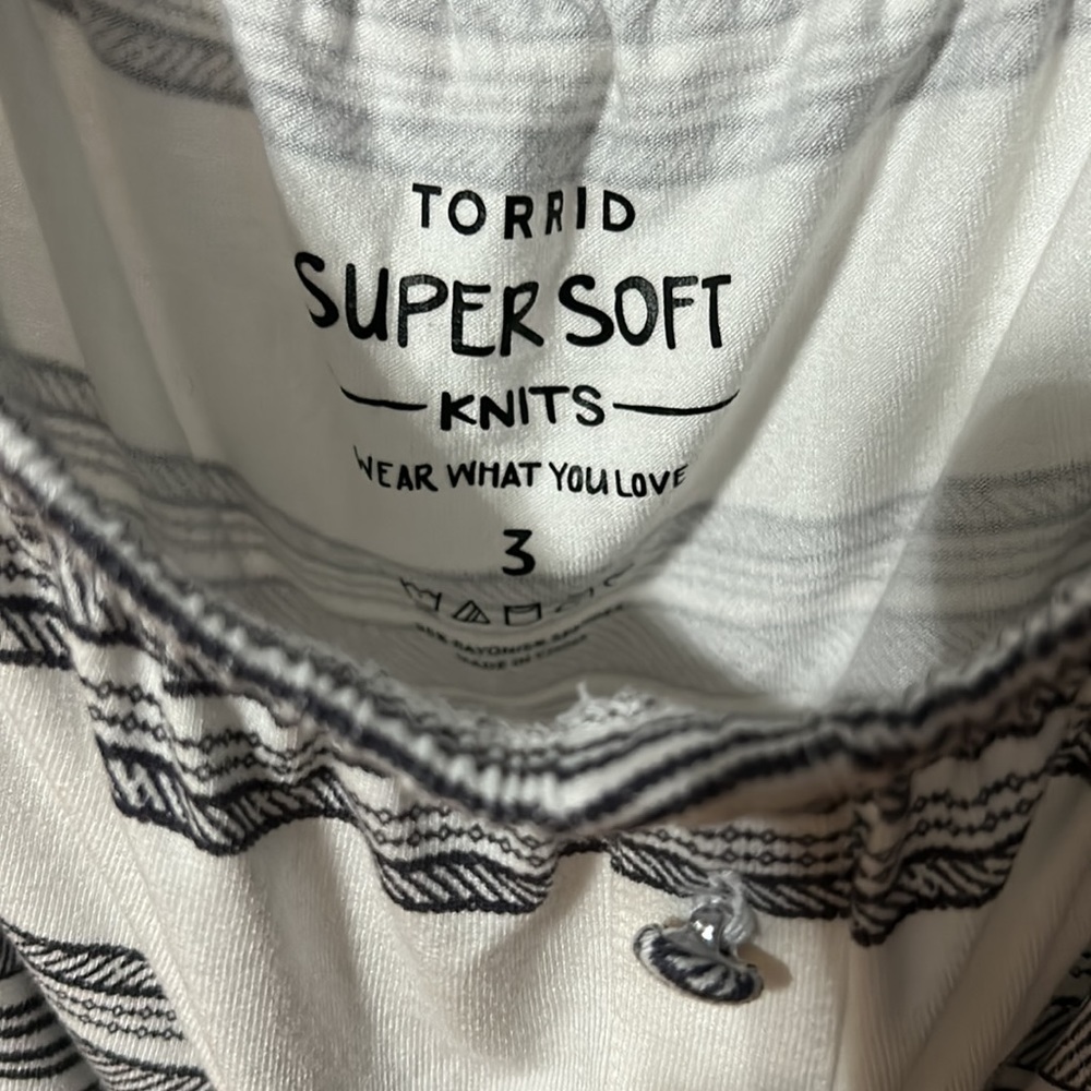 Women’s Top - Off Shoulder - Picture 3 of 4